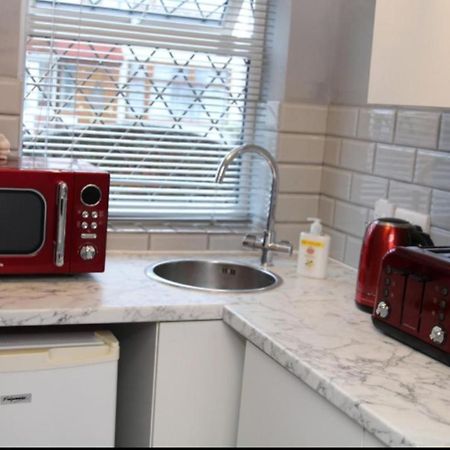 Apartment With Private Hot Tub, Sauna, Ice Bath, Gym Rainham  Exterior foto