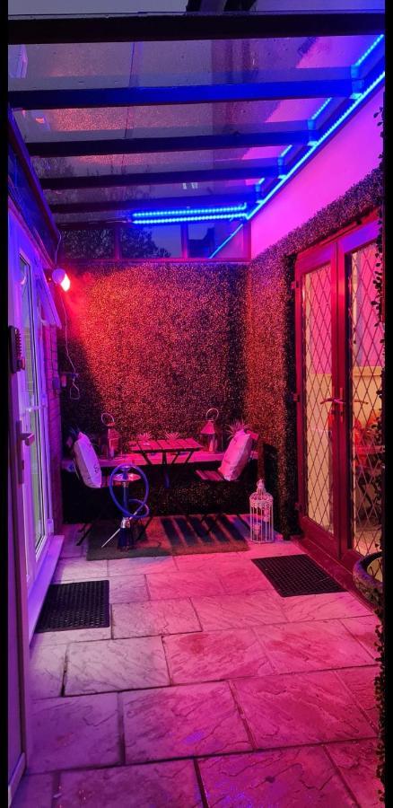 Apartment With Private Hot Tub, Sauna, Ice Bath, Gym Rainham  Exterior foto