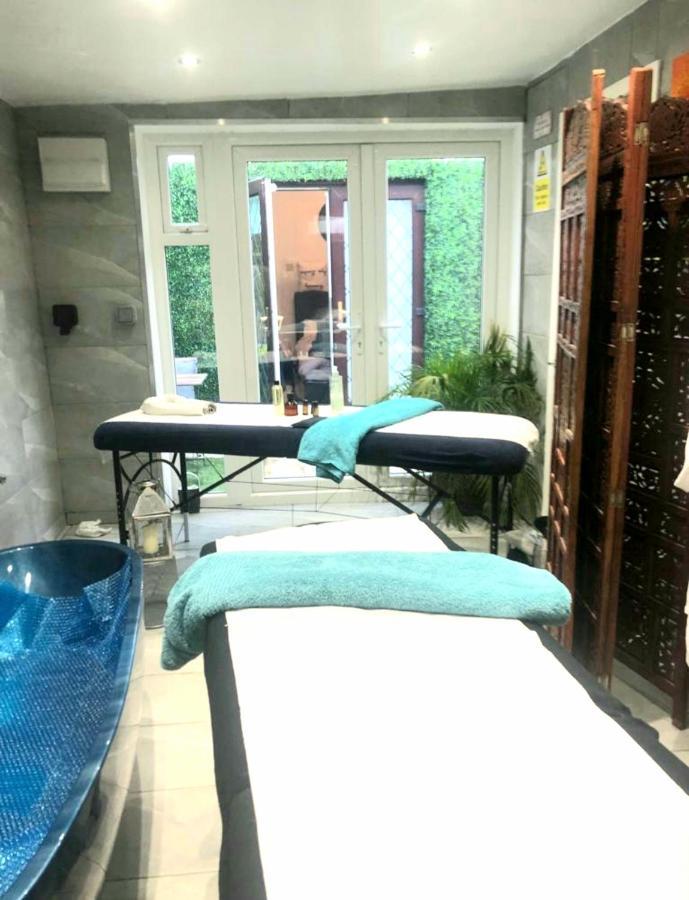 Apartment With Private Hot Tub, Sauna, Ice Bath, Gym Rainham  Exterior foto